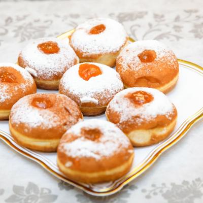 Die traditionellen Chanukka-Krapfen – auf Hebräisch Sufganiyot – sind gefüllte, in Öl gebackene Teigkugeln und gehören zu den beliebtesten Speisen des Lichterfestes Chanukka.